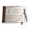 Quaderni per scrivere la musica in pelle e carta. Interno con pentagramma.