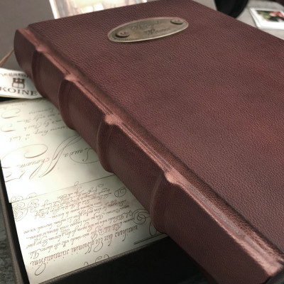 Journal intime relié cuir, cadeau pour esprits crépusculaire.