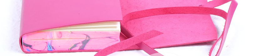 Cahiers reliés cuir avec bord papier marbré main en plusieurs nuances.